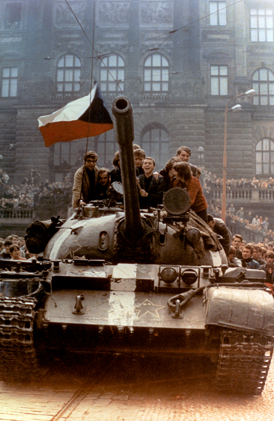 Mieszkańcy Pragi siedzą na radzieckim czołgu, 21 sierpnia 1968 r., plac Wacława przed
        gmachem głównym Muzeum Narodowego