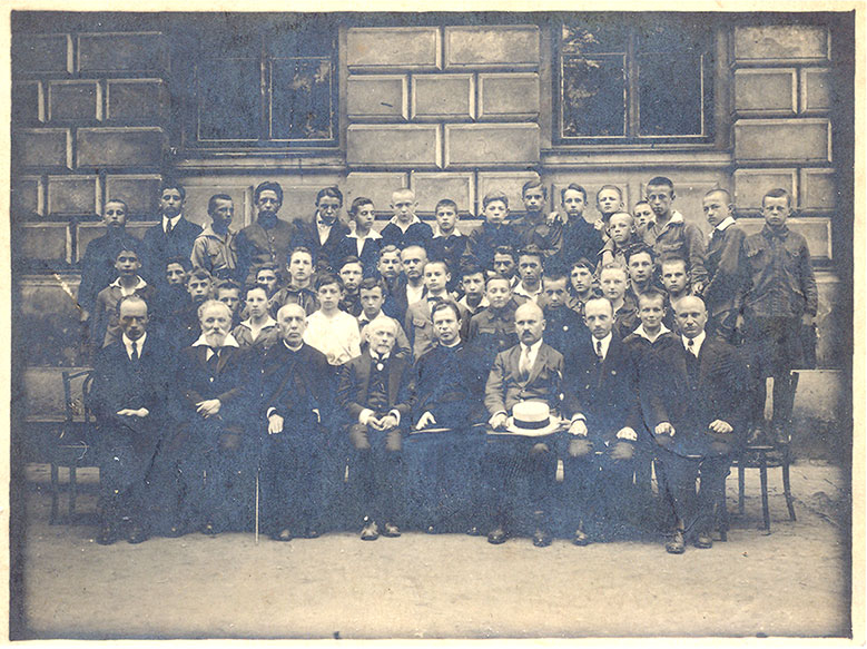 Zdjęcie klasy, do której uczęszczał Ryszard Siwiec w gimnazjum im. Jana Długosza we Lwowie,
                    lata dwudzieste XX wieku