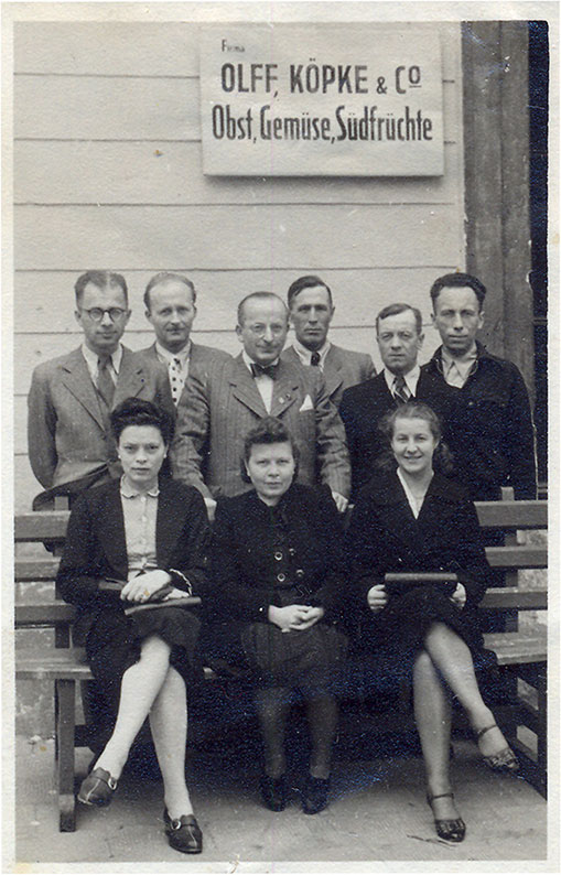 Jako kierownik punktu skupu warzyw i owoców (stoi drugi z lewej), pierwsza z lewej siedzi
                    jego późniejsza żona Maria, lata 1942–1945