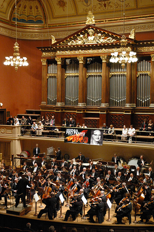 Koncert w Czeskiej Filharmonii Narodowej „Muzyka dla Pragi. In memoriam Ryszard Siwiec”, 8 września
        2008 r.
