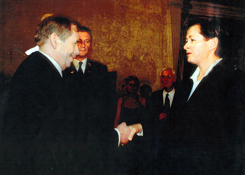 Prezydent Czech Václav Havel wręcza Elżbiecie Siwiec-Szabadze order Tomáša Garrigue Masaryka, którym pośmiertnie odznaczony
                            został jej ojciec, 28 września 2001 r.