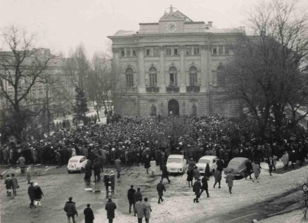 Zdjęcia operacyjne Służby Bezpieczeństwa z manifestacji na Krakowskim Przedmieściu w Warszawie