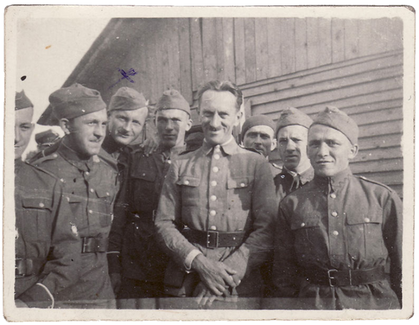 Ryszard Siwiec (trzeci od lewej) w wojsku