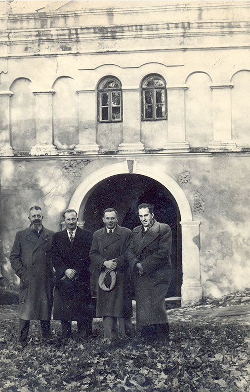 Ryszard Siwiec (stoi drugi od lewej) z pracownikami Urzędu Skarbowego, Przemyśl, 1937 r.