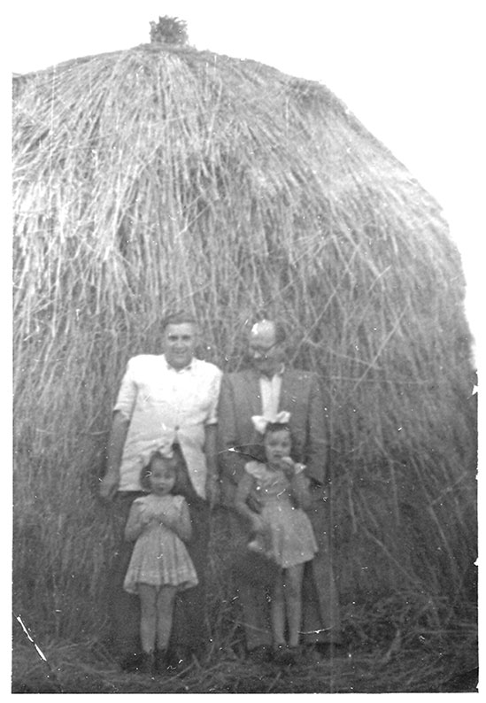 Ryszard Siwiec with Stanisław Łącki, a lawyer and friend from Lviv, and his daughters Elżbieta and Innocenta in Lipowica (the outskirts of Przemyśl), 1950’s