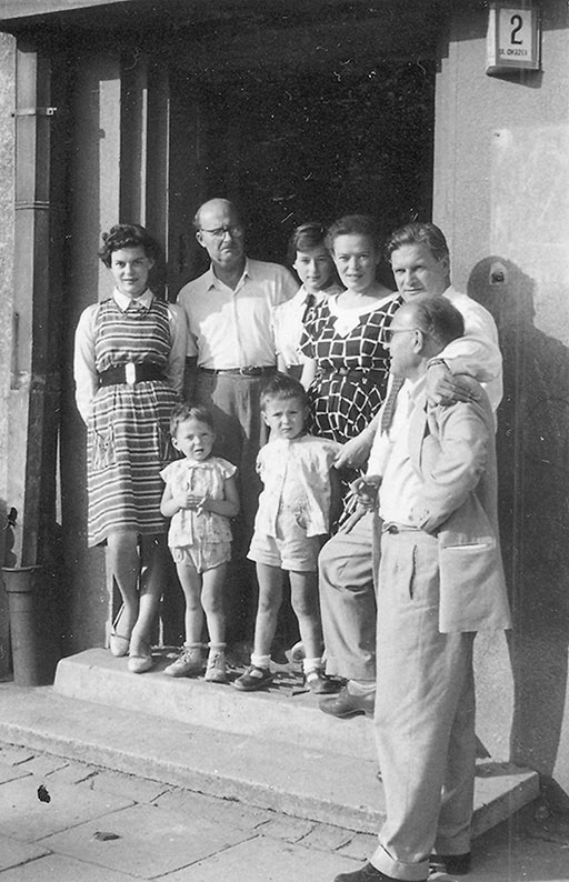 The Siwiec family (from the left: Innocenta, Mariusz, Ryszard, Adam, Elżbieta, Maria) with friends (a 303 Squadron pilot Witold Łukociewski and Mariusz Maciebach) before entering the tenement house in Przemyśl, where the family lived, June 1961