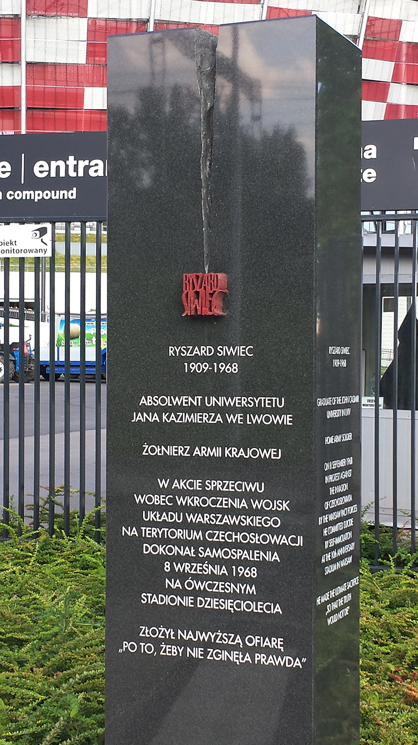 współczesny obelisk na ulicy Ryszarda Siwca przy Stadionie
                                    Narodowym